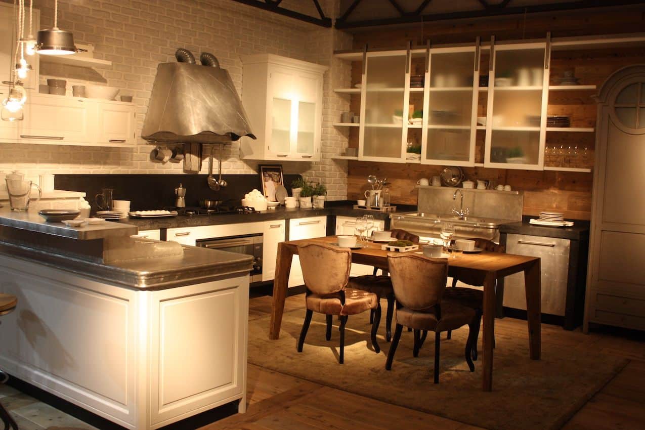 Les cuisines contemporaines, comme celle de Marchi, intègrent de nombreux éléments et conservent un style confortable.