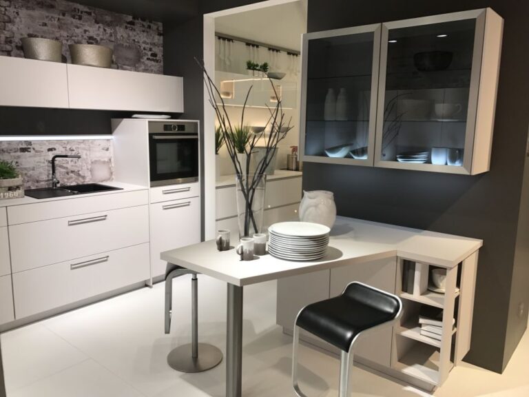 Les armoires de cuisine en verre offrent élégance et classe