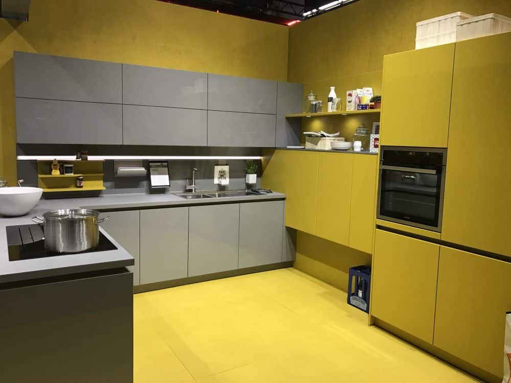 Armoires grises dans une cuisine jaune d'or