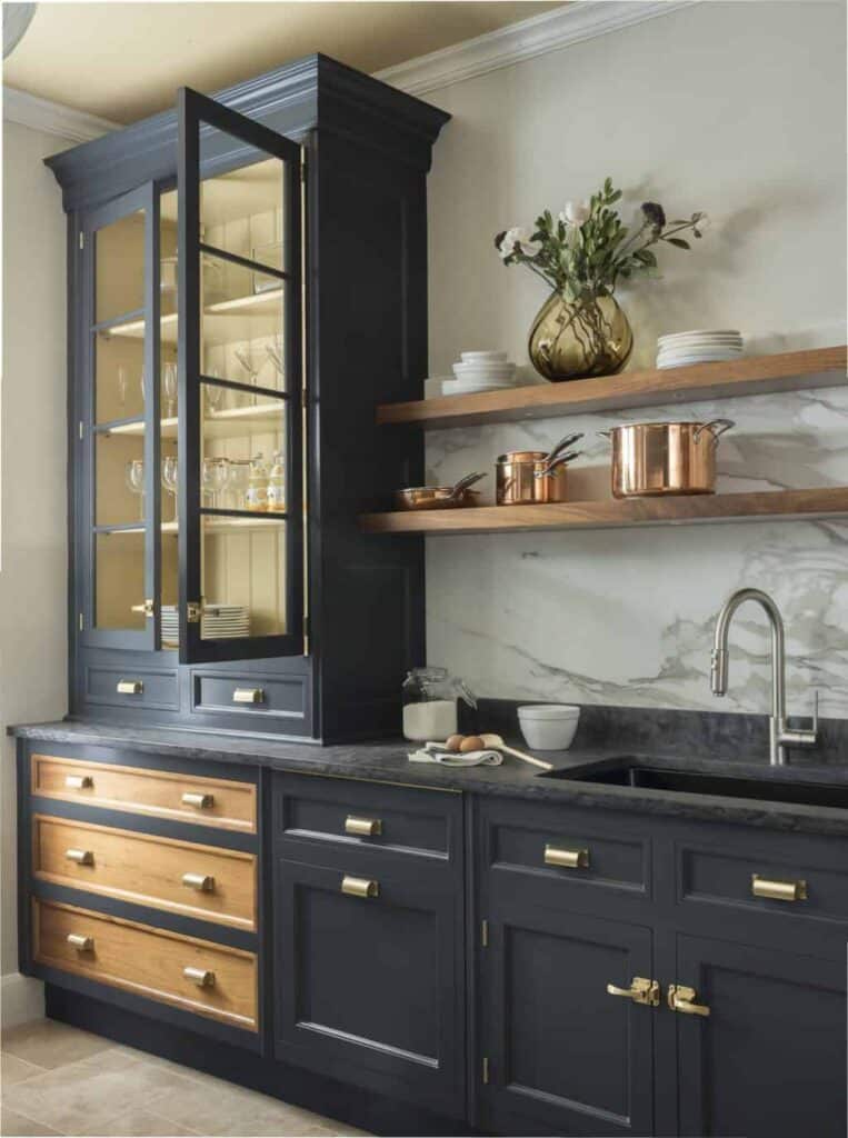 Armoires de cuisine gris foncé avec intérieur doré