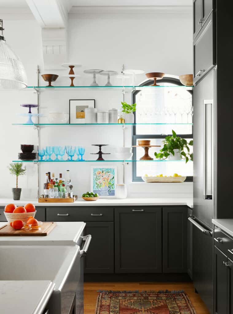 Étagère en verre avec des armoires de cuisine gris foncé