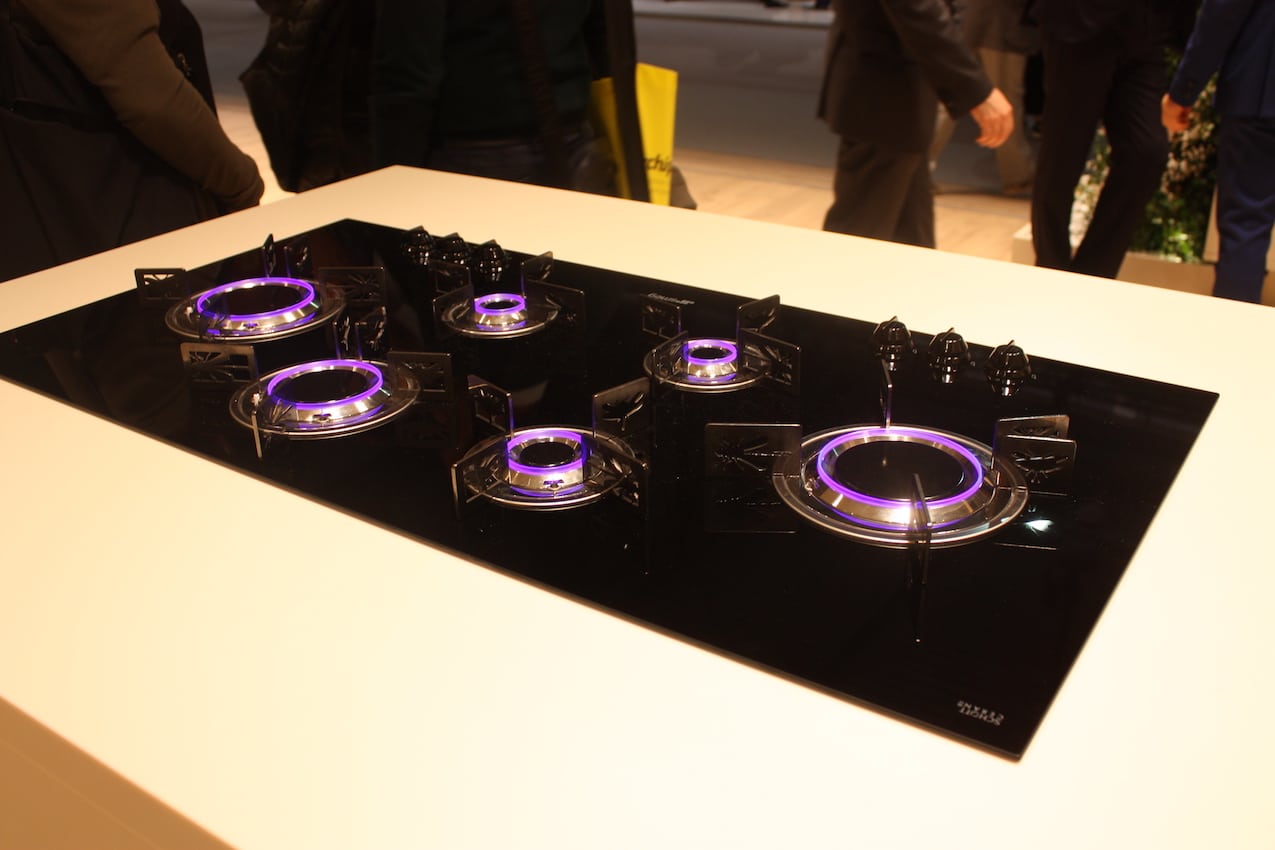 La table de cuisson à gaz Smeg est dotée de lumières LED et d'anneaux de brûleurs personnalisables aux formes fantaisistes.