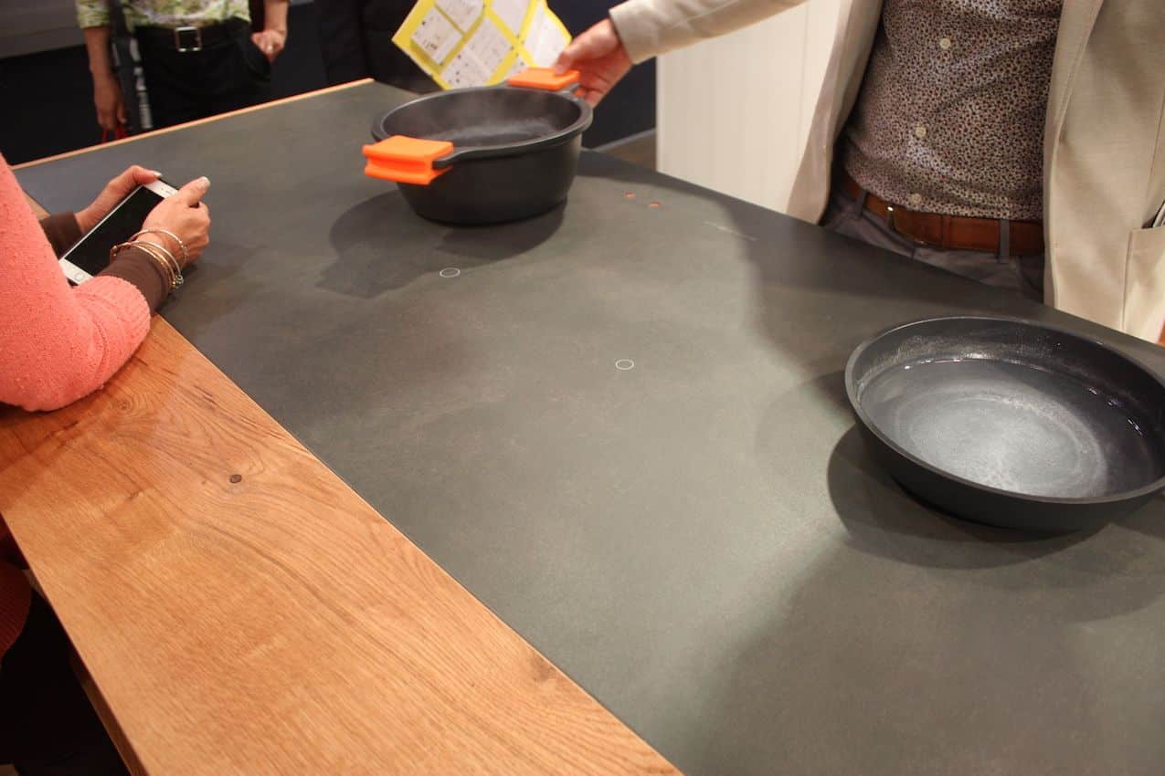 Gatto possède une table de cuisson à induction dont la surface est parfaitement lisse et sans boutons.