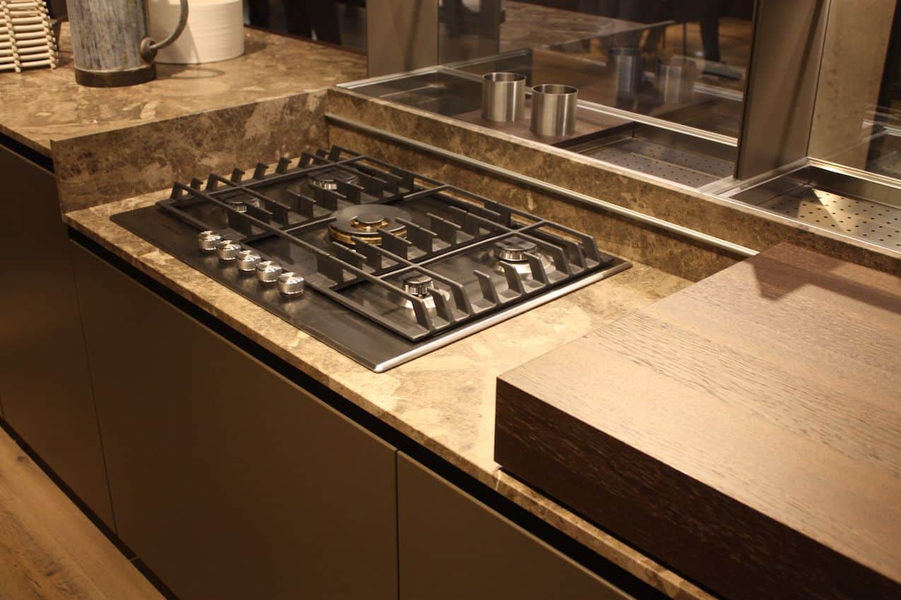 Même les tables de cuisson à gaz peuvent faire partie d'une cuisine cachée lorsqu'un couvercle coulissant est inclus. Cet article est signé Ernestomeda.
