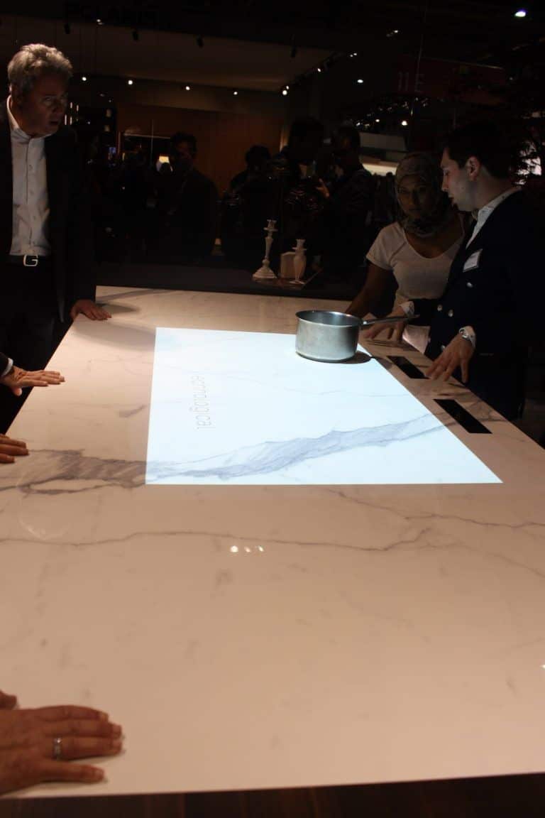 Binova propose une autre version de la table de cuisson invisible qui ressemble à une île en marbre.