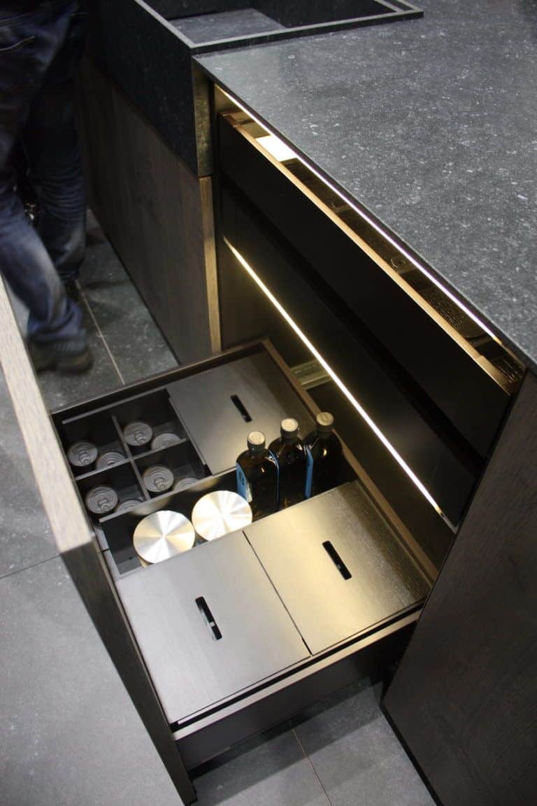 Les tiroirs compartimentés et éclairés facilitent l'organisation.