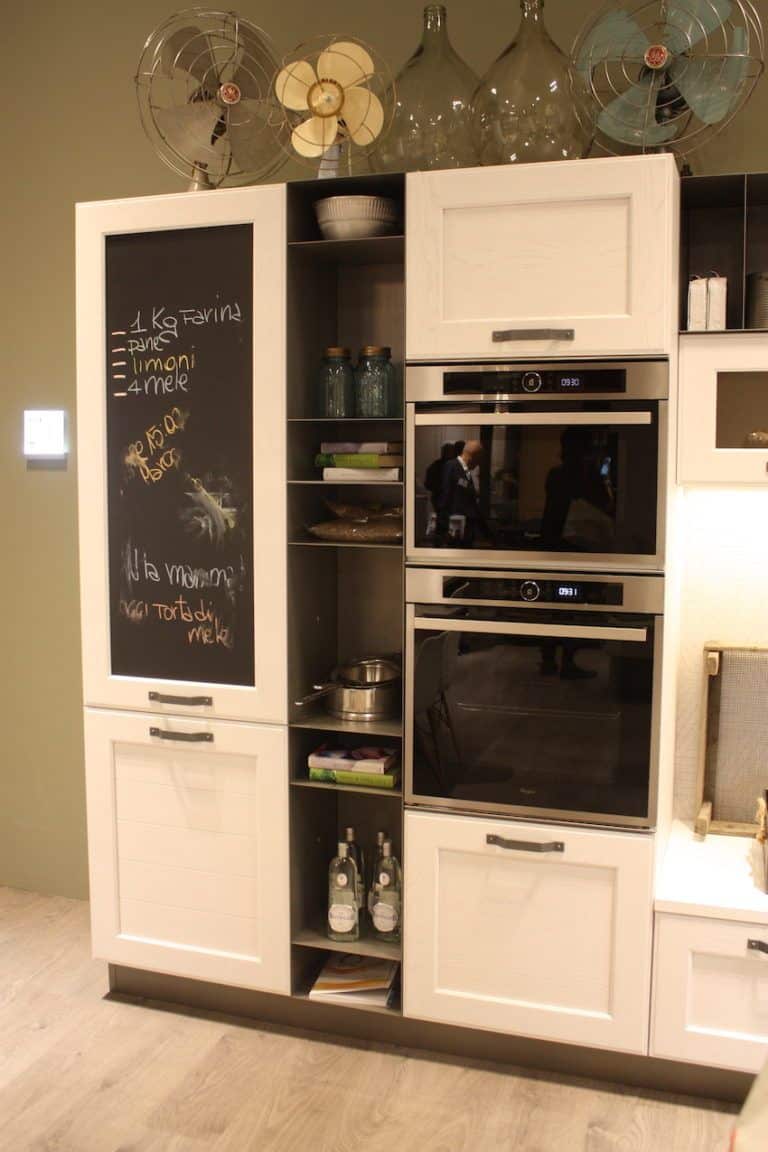 Le style plus décontracté de cette cuisine Stosa comprend des armoires, des appareils, des étagères ouvertes et un tableau noir.