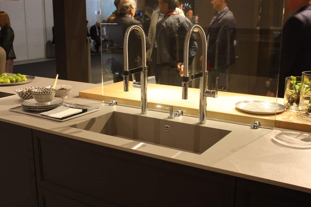 Arrex présente un grand évier simple avec deux robinets à col haut.