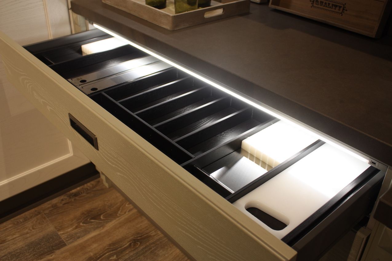 Les tiroirs éclairés sont un must dans les nouvelles cuisines. Cette conception est d'Arrex.