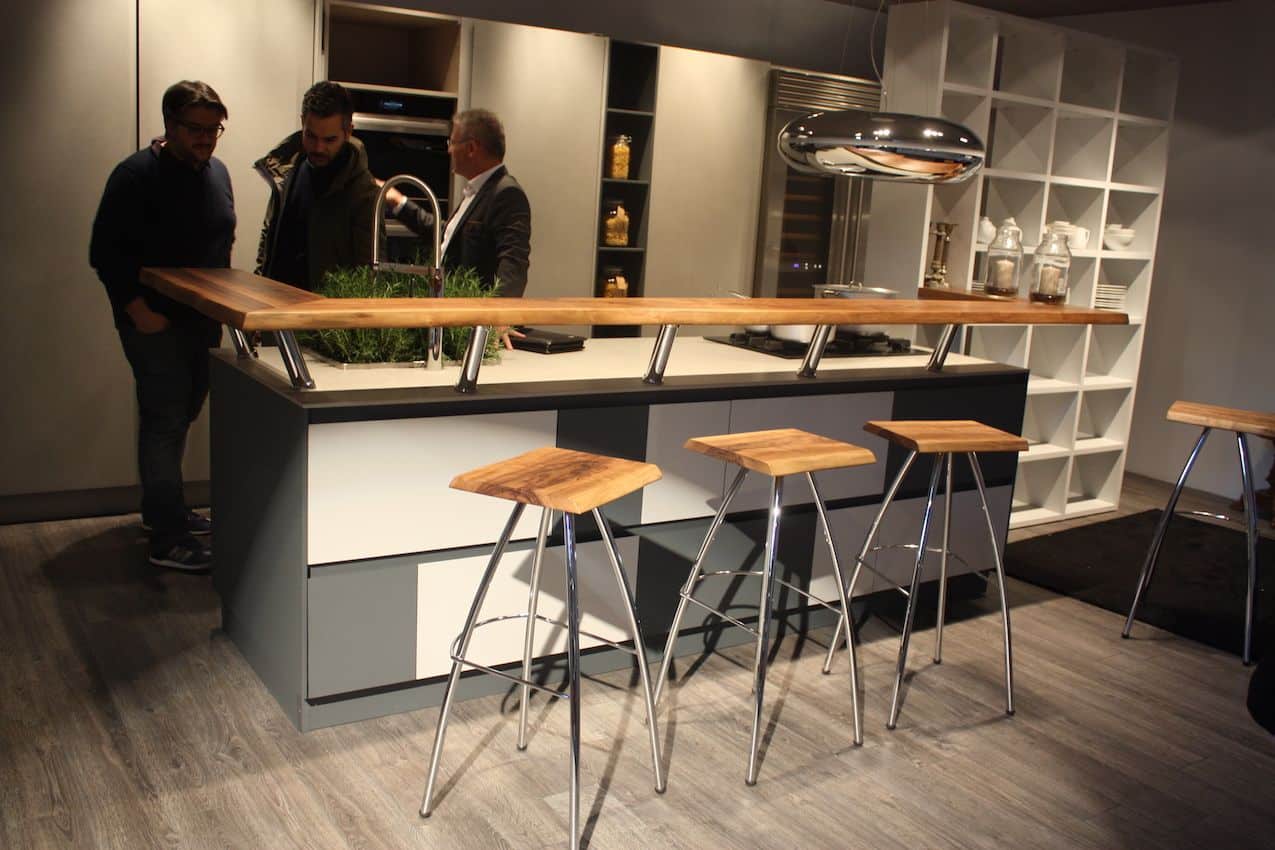 Le concept de comptoir-bar surélevé de Spagnol est utile comme espace de service, de repas et de mise en scène.
