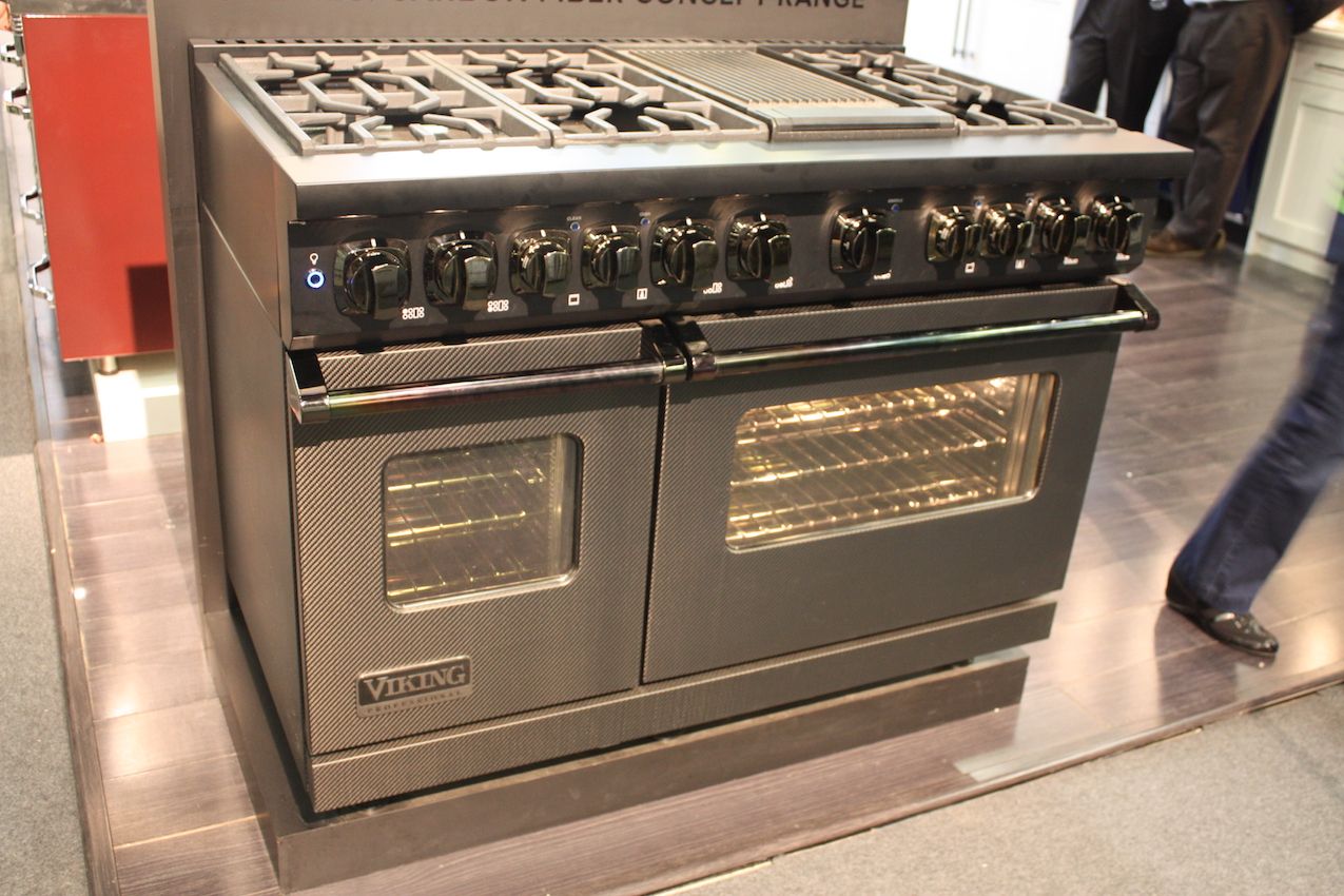 Ceux qui préfèrent une cuisinière à gaz traditionnelle peuvent avoir des finitions innovantes comme le modèle en fibre de carbone de Viking.