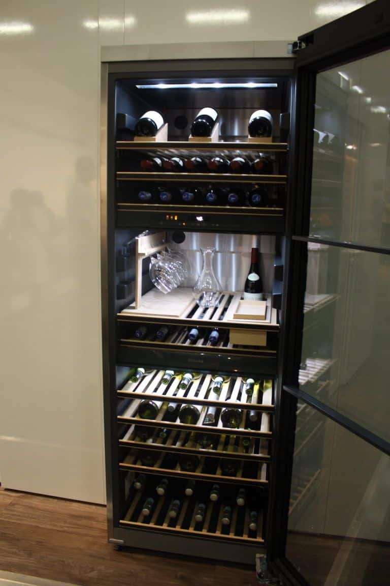La tour à vin sophistiquée de Miele comprend un espace de service.