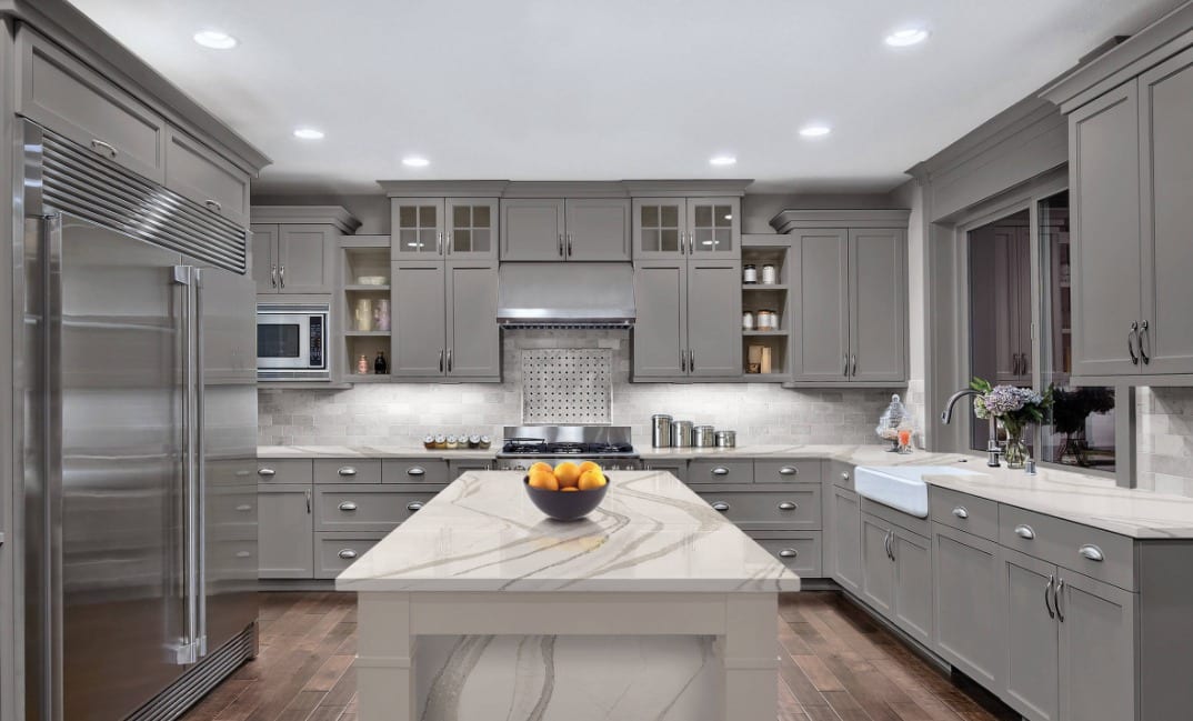 Une cuisine élégante et moderne en marbre gris