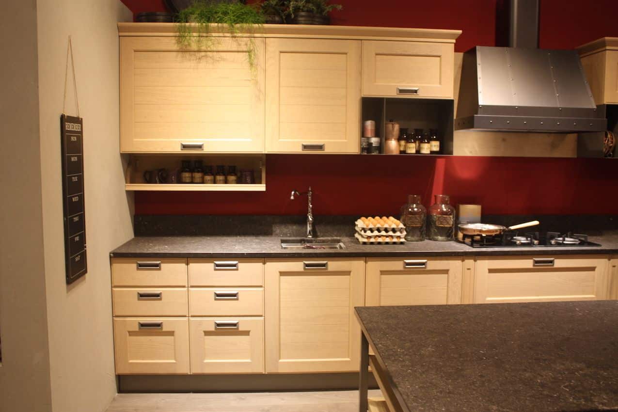 Stosa propose également une option de poignée d'armoire de cuisine similaire.