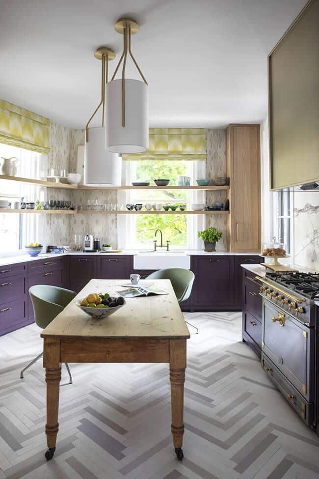 Armoires de cuisine violettes et bois