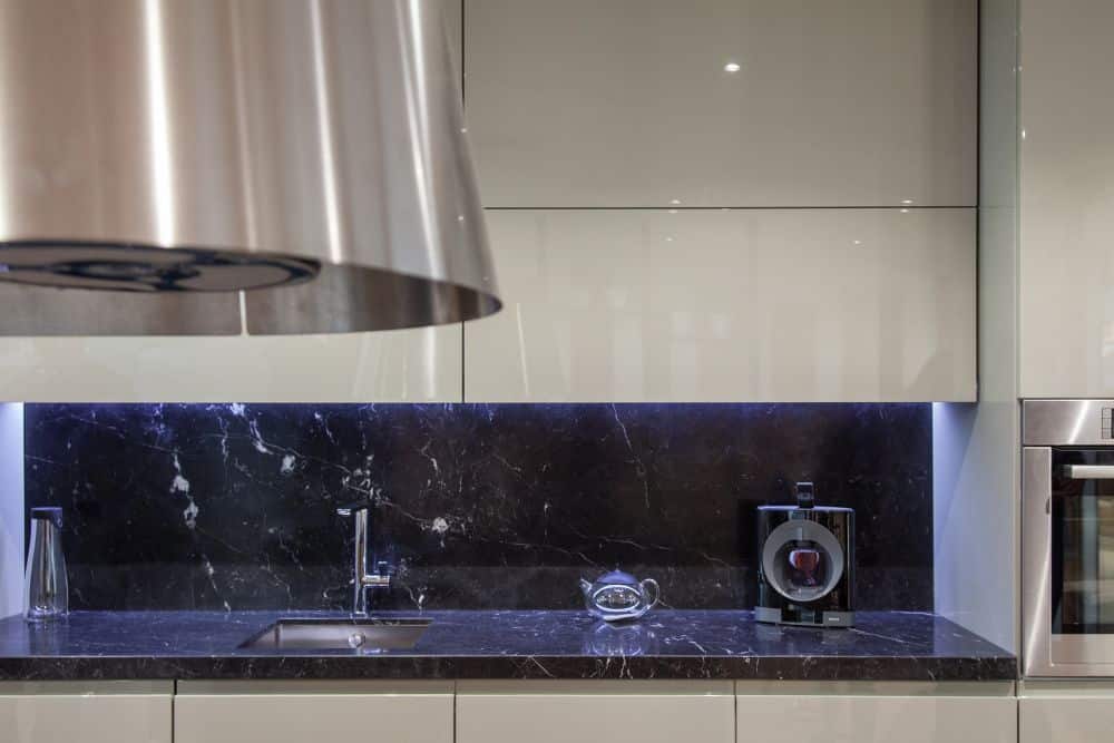 La polyvalence du dosseret de cuisine noir