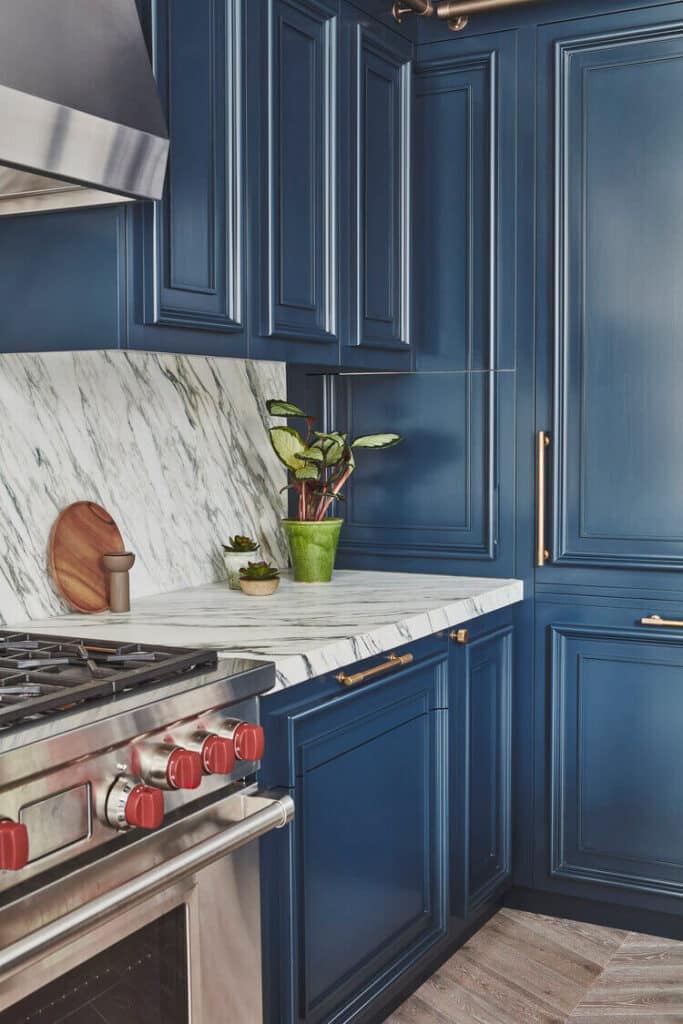 Armoires de cuisine en marbre et bleu