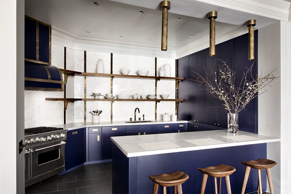 Armoires de cuisine de couleur bleue avec quincaillerie en laiton