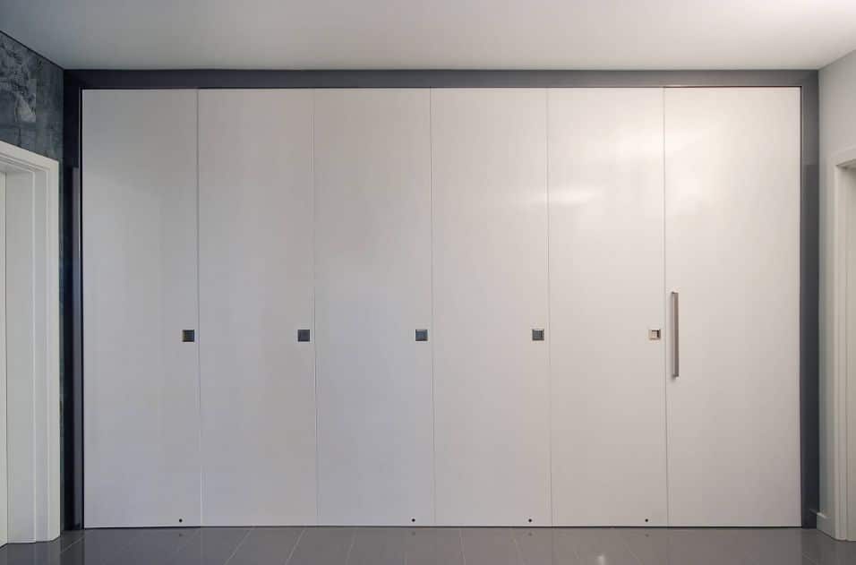 Des portes d'armoires de cuisine modernes qui cachent tous les appareils.