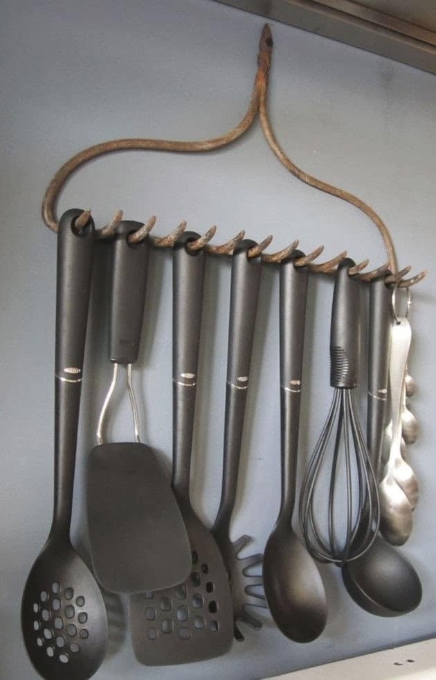 Paniers en rotin et en fil métallique pour l'organisation de la cuisine