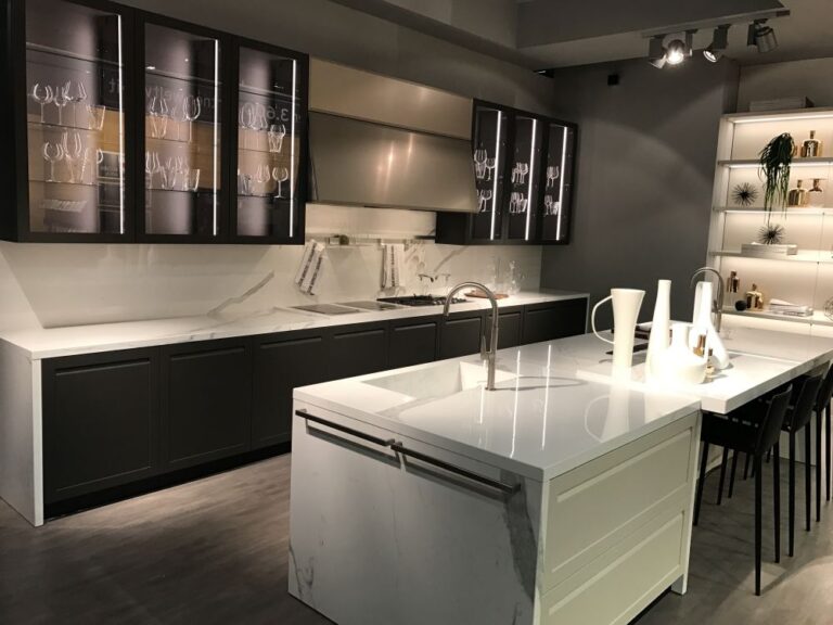 Portes d'armoire de cuisine en verre et les styles avec lesquels elles fonctionnent bien