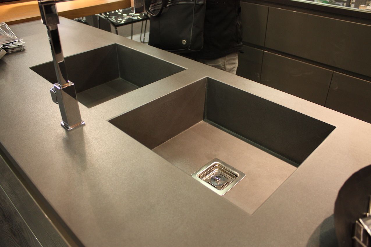 Les nouveaux matériaux et les éviers intégrés permettent de moderniser facilement un espace de cuisine.
