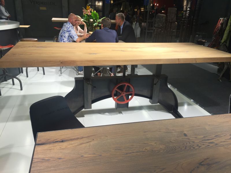 Table de salle à manger industrielle avec base haute