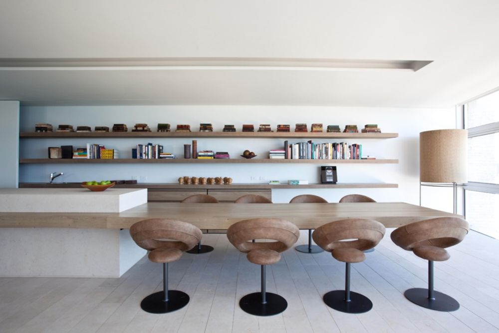 Whiting Architects Îlot de cuisine avec sièges - tabourets en bois