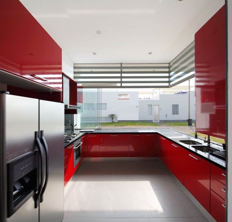 Armoires de cuisine rouges avec boutons en lucite