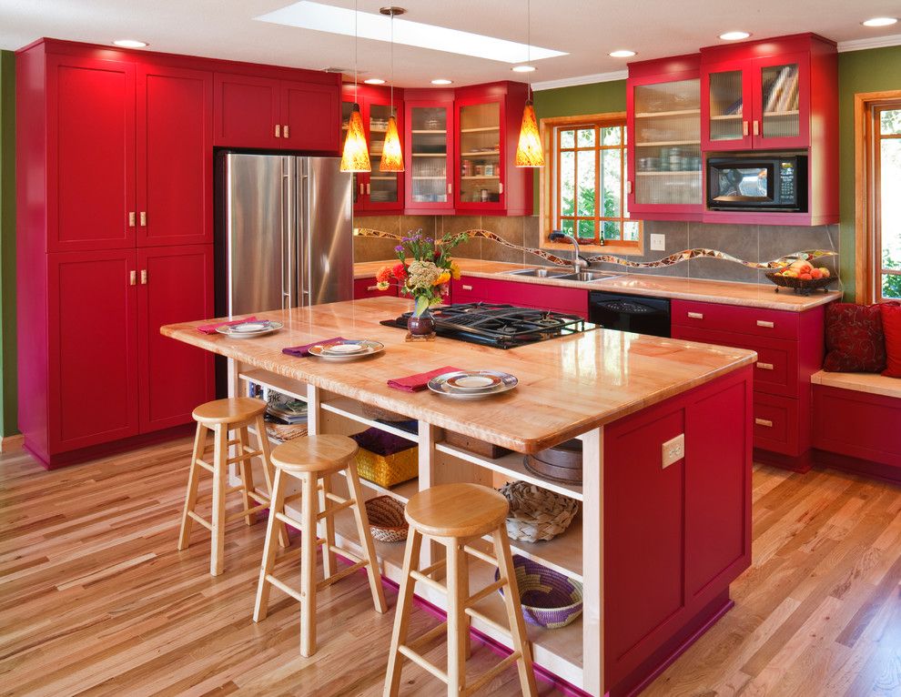 Armoires de cuisine rouges avec boutons en lucite