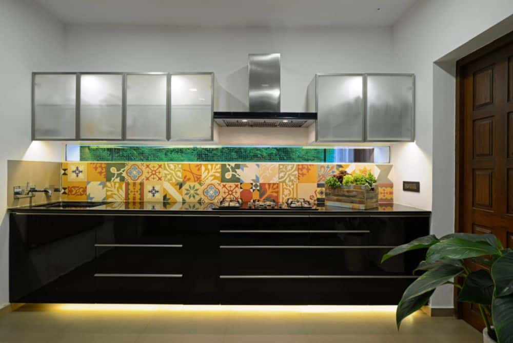 Mettez en valeur une cuisine à un mur avec un dosseret funky et un éclairage d'appoint.