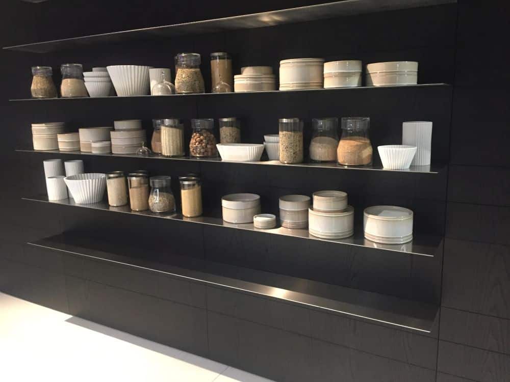 Armoires de cuisine traditionnelles flottant sur le mur - dosseret en marbre noir