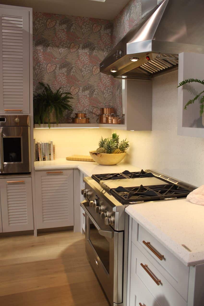 La combinaison table de cuisson/rangement offre une expérience de cuisson professionnelle dans un espace compact.
