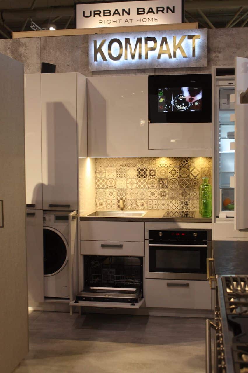 Le design de la cuisine KOMPAKT peut également intégrer une petite télévision.