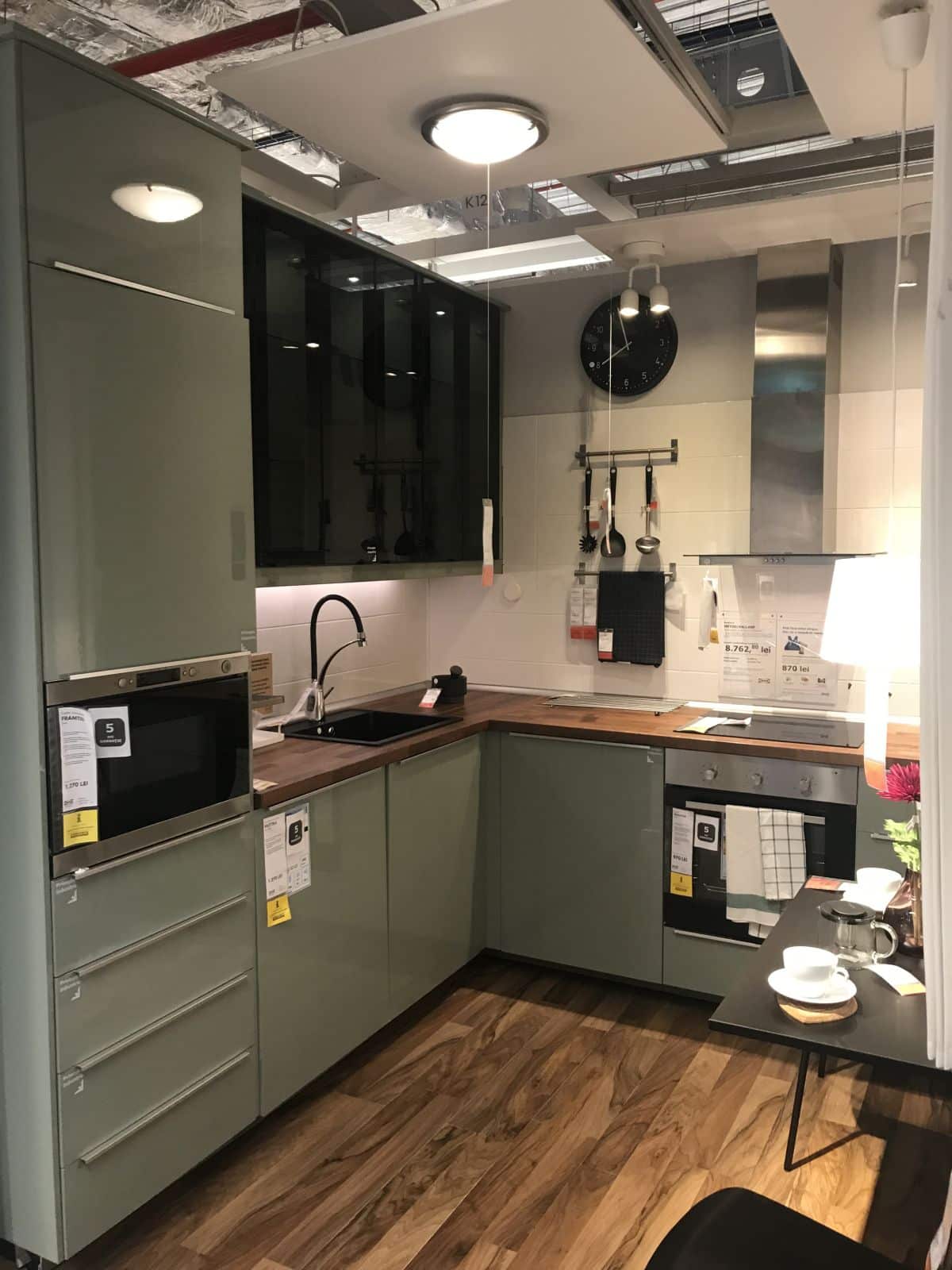 Les portes et tiroirs brillants ajoutent de la couleur et de la brillance aux cuisines IKEA.