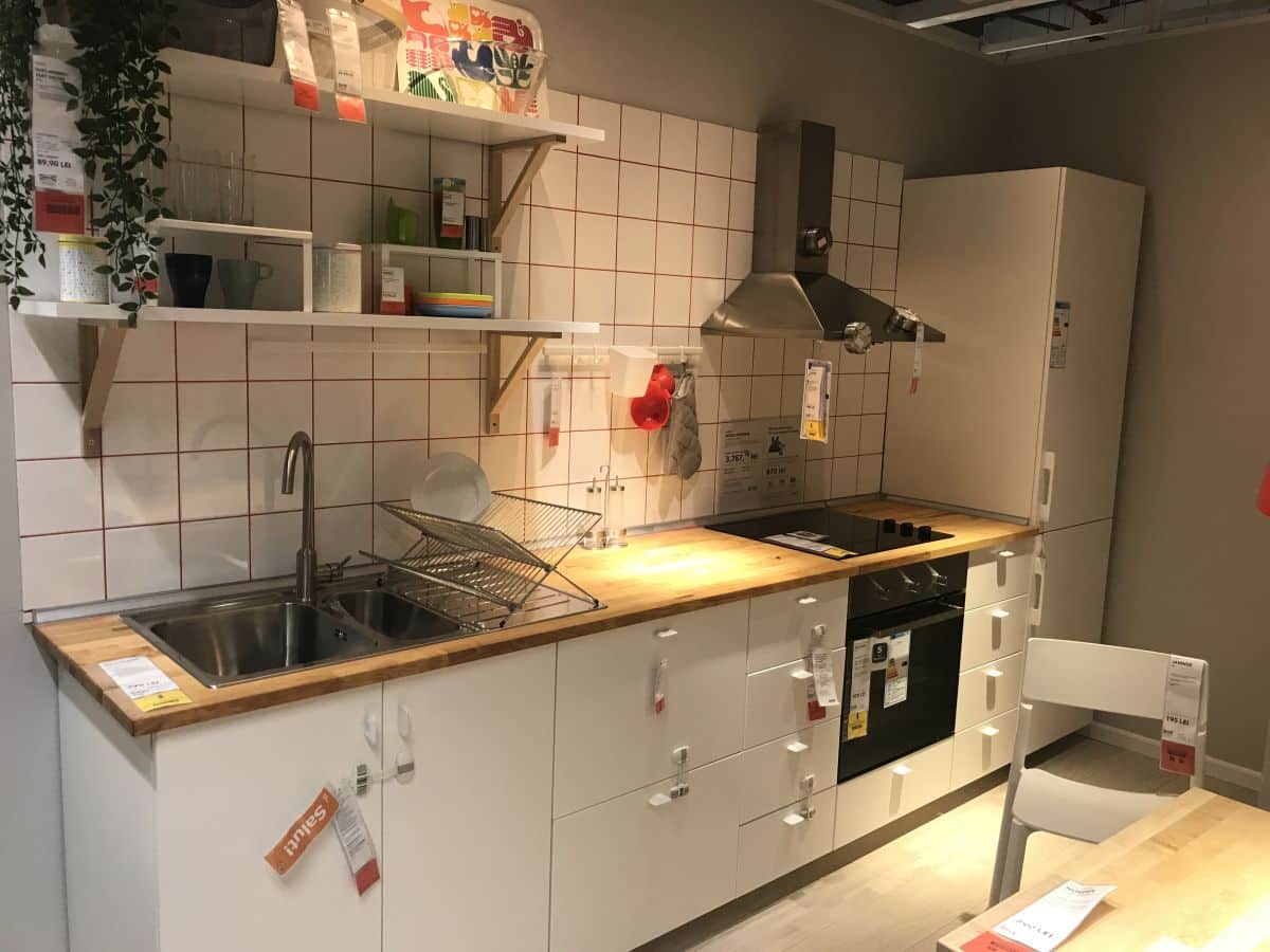 Le dosseret choisi par le propriétaire peut totalement changer l'aspect d'une cuisine IKEA de base.
