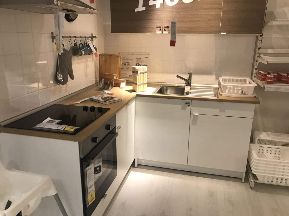 Le même style d'armoire de cuisine IKEA semble complètement différent avec une autre option de quincaillerie.