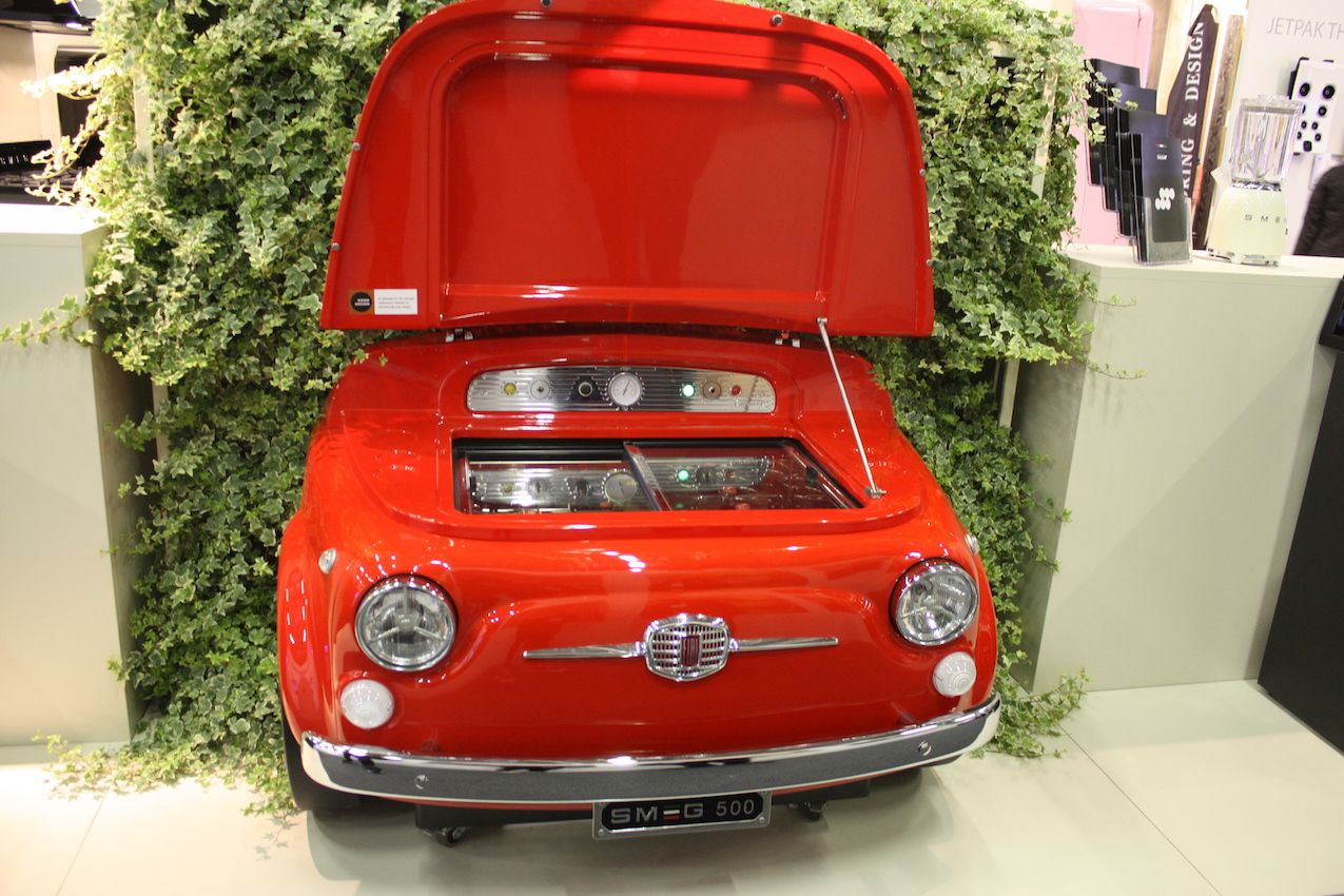 Ce réfrigérateur unique est conçu pour les passionnés de voitures et est fabriqué avec de véritables pièces de carrosserie Fiat.