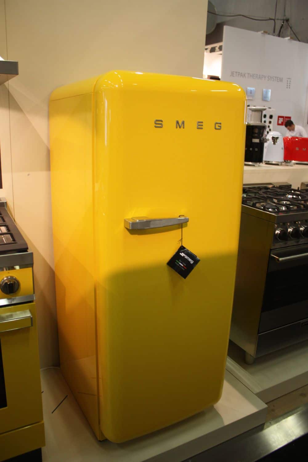 Nous adorons l'aspect gai et ensoleillé de ce réfrigérateur jaune de Smeg. Il illumine toute la pièce.