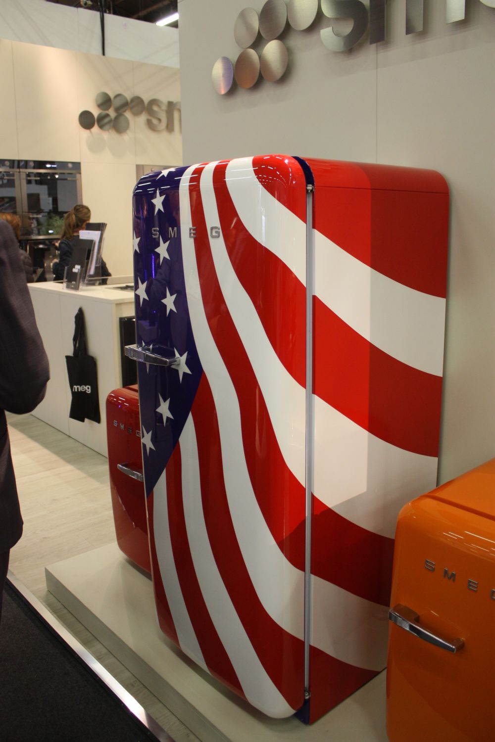 Les réfrigérateurs colorés ne sont pas toujours monochromes. Celui-ci, par exemple, présente un design patriotique.