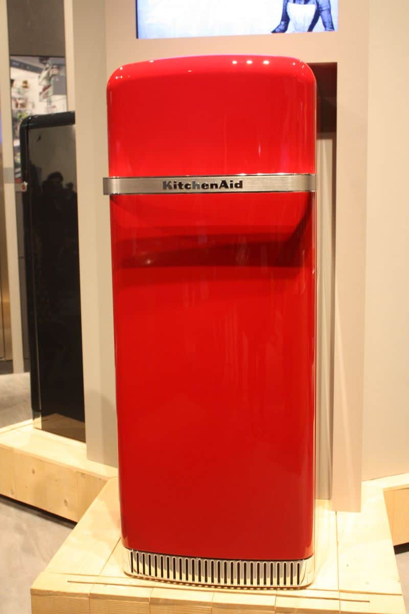 Un réfrigérateur rouge est le plus susceptible de devenir le point central de la cuisine et vous pouvez le coordonner avec des éléments assortis plus petits.