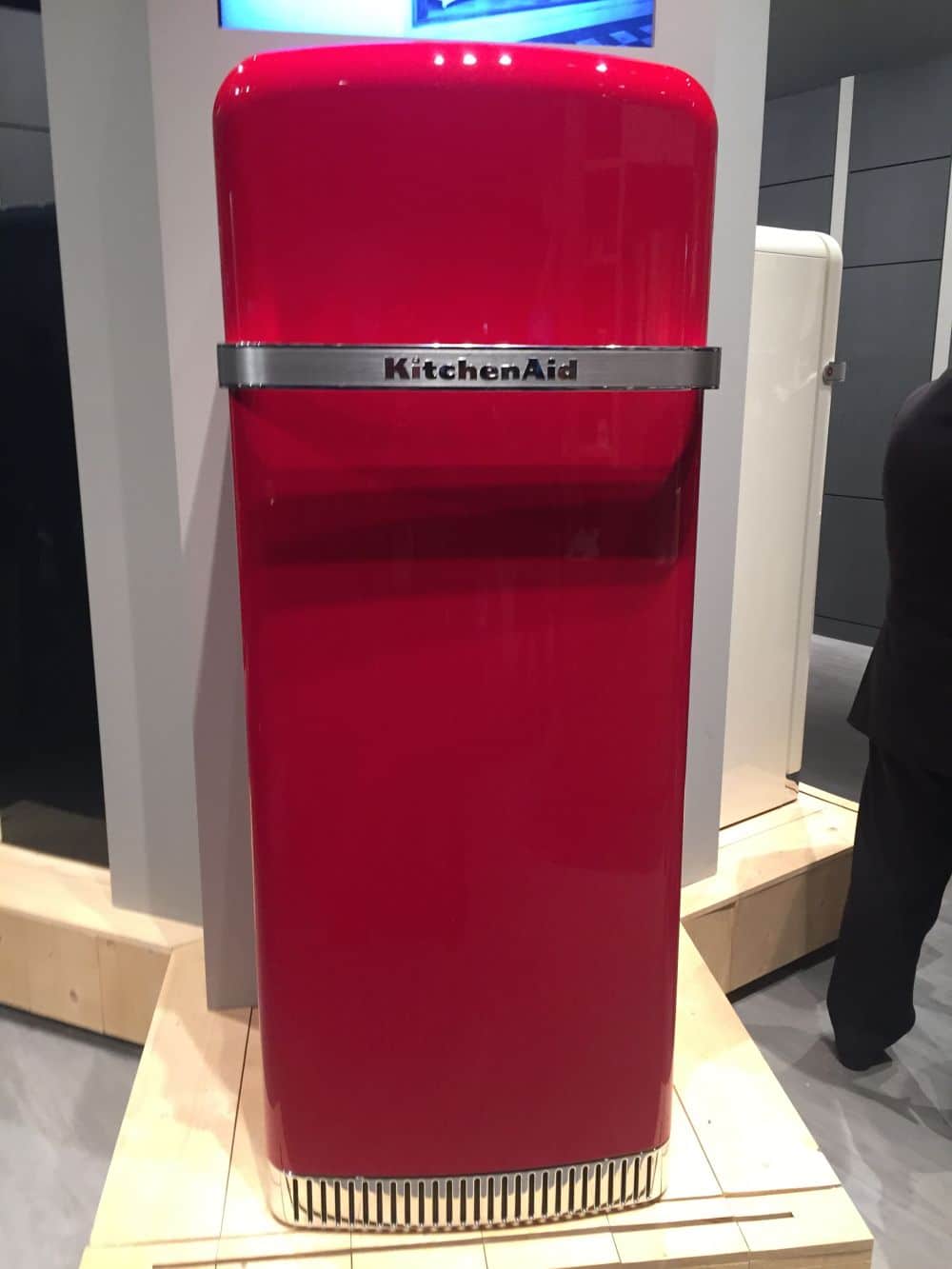 Le réfrigérateur étant généralement le plus gros appareil de la cuisine, sa couleur a un impact important sur l'ensemble de l'espace.