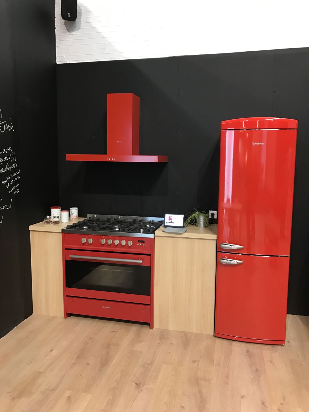 De même, un réfrigérateur rouge peut être assorti d'un four rouge et d'une hotte rouge, mais vous pouvez également combiner deux ou plusieurs couleurs