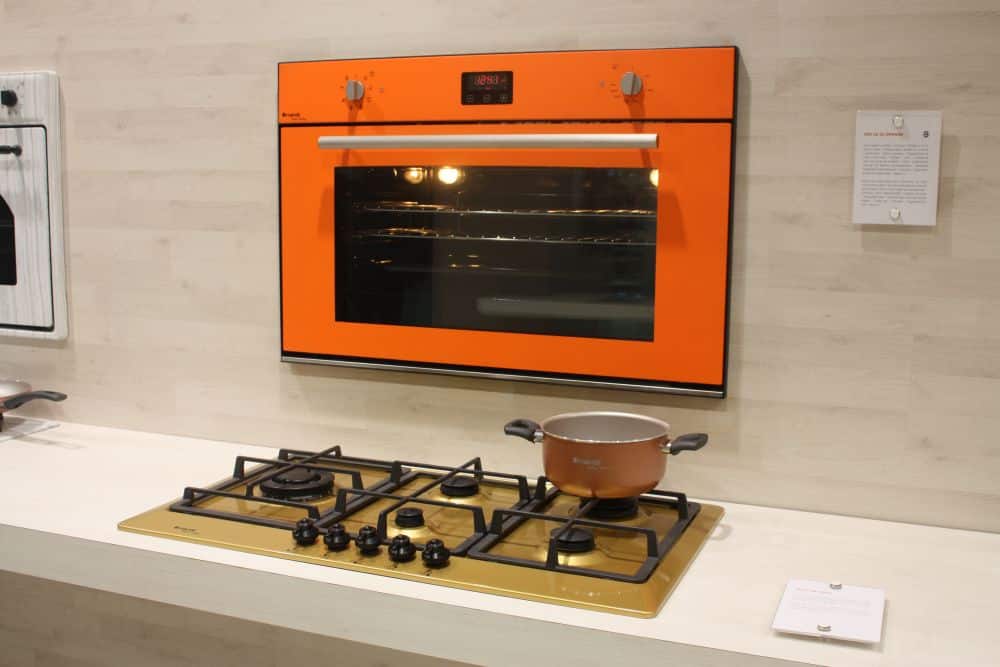 Que diriez-vous d'un four orange vif pour une cuisine de couleur neutre ? Cela pourrait vraiment illuminer la pièce.